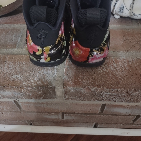 Women's Excellent Condition sz 9 Foamposites. Only worn a few times. Great style - Picture 8 of 8